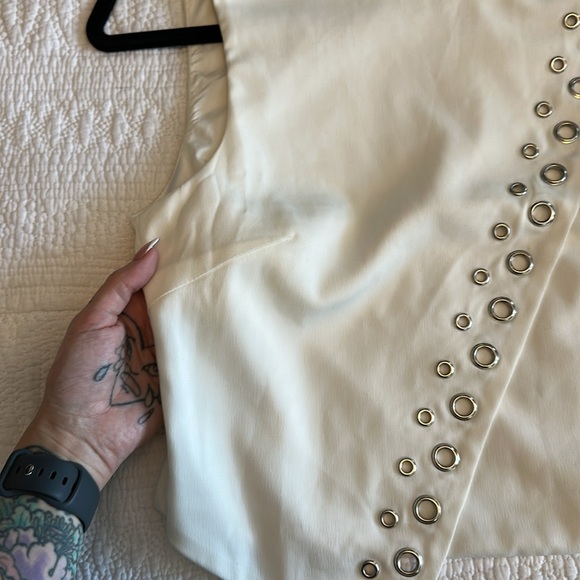 Do + Be cropped grommet sleeveless top - Picture 2 of 6